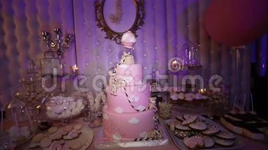 带糖果的桌子，一年的粉红色蛋糕，糖果棒，糖果自助餐上的美味糖果，带小熊的蛋糕，黑暗`孩子们